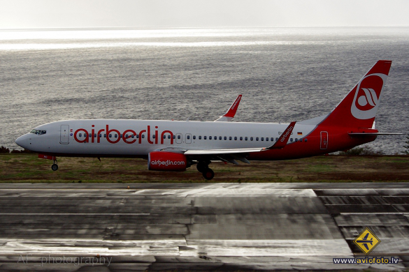 Boeing 737-86J